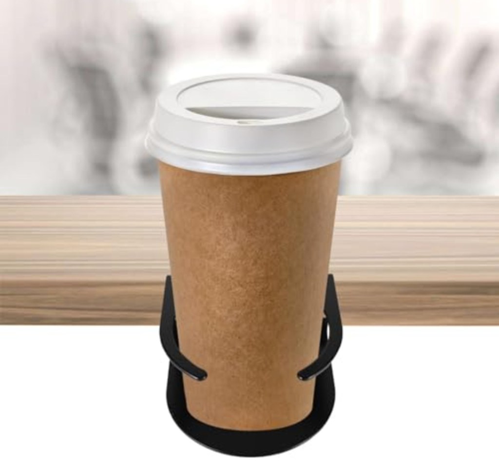 NUOLUX ドリンクホルダーを机にクランプ固定した様子